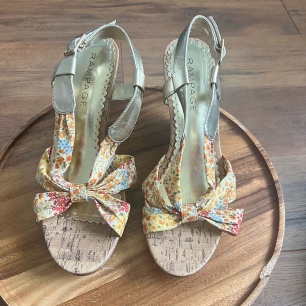 Rampage NWOT Hilda Nat Ditzy Yellow Wedges 10M